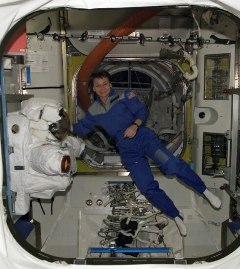 Phi hành gia Peggy Whitson trôi lơ lửng trong Trạm Vũ trụ Quốc tế (ISS). Ảnh: NASA