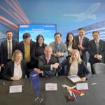 Ông Michael Hickey (giữa) - Phó tổng giám đốc vận hành Vietjet – bắt tay với các đại diện Lufthansa Technik sau nghi thức ký kết hôm 24/7. Ảnh: Tài Nguyên