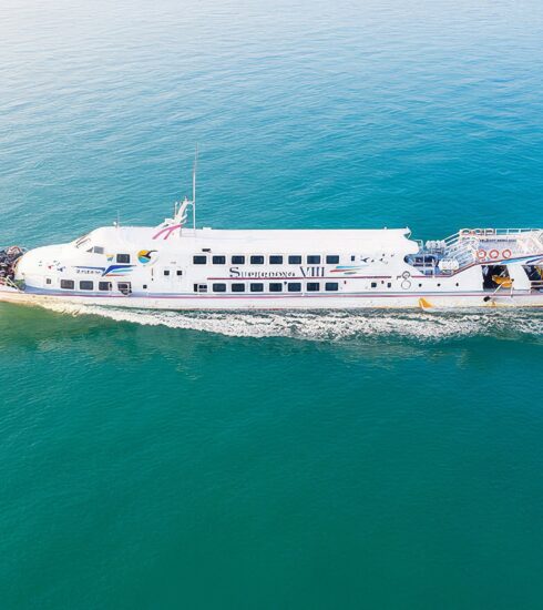 Tàu cao tốc di chuyển trên tuyến Rạch Giá - Phủ Quốc. Ảnh: SKG