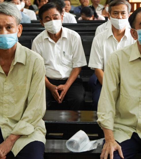 Ông Nguyễn Tín Trung (phải) và các bị cáo tại tòa sáng nay. Ảnh: Hải Duyên