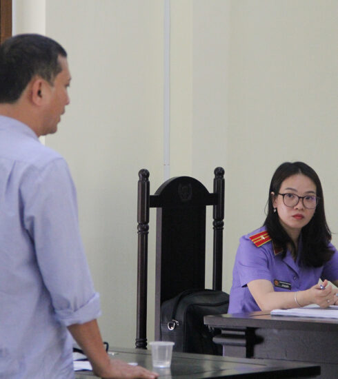 Ông Lê Quang Vinh (trái), chồng bà Hồ Thị Thùy Dương, trình bày trước tòa. Ảnh: Bùi Toàn