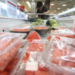 Dưa hấu cắt nhỏ và đóng gói nhiều kích thước ở siêu thị Seoul, ngày 10/6. Ảnh: Yonhap