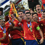 Morata nâng Cup vô địch Euro 2024 cùng Tây Ban Nha. Ảnh: AFP