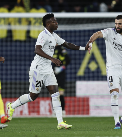 Benzema và Vinicius khi còn sát cánh cùng nhau tại Real. Ảnh: EFE