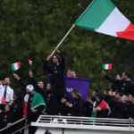 Tamberi cầm cờ cho đoàn Italy ở lễ khai mạc Olympic hôm 26/7. Ảnh: AP