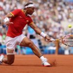 Nadal cắt bóng ở trận gặp Fucsovics, trên sân Philippe Chatrier, Paris hôm 28/7. Ảnh: Reuters