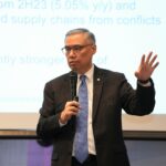 Ông Suan Teck Kin trình bày triển vọng kinh tế Việt Nam nửa cuối năm nay, ở sự kiện hôm 16/7. Ảnh: NVCC