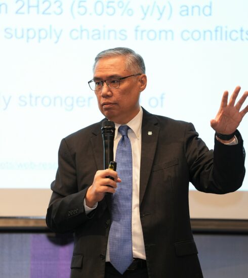 Ông Suan Teck Kin trình bày triển vọng kinh tế Việt Nam nửa cuối năm nay, ở sự kiện hôm 16/7. Ảnh: NVCC