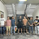 Trần Đình Thắng (áo hồng) cùng đồng bọn tại cơ quan điều tra. Ảnh: Công an tỉnh Phú Yên