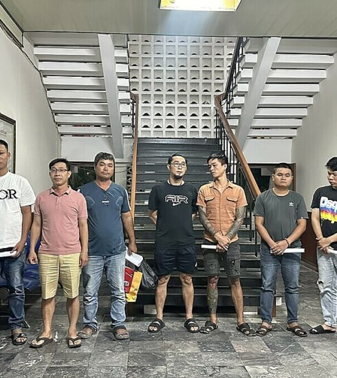 Trần Đình Thắng (áo hồng) cùng đồng bọn tại cơ quan điều tra. Ảnh: Công an tỉnh Phú Yên