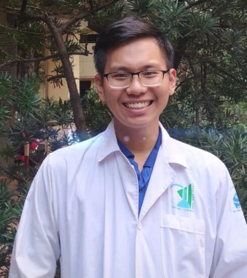 Đoàn Châu Thành Vinh có đam mê môn hóa học từ thời học sinh THPT. Ảnh: NVCC