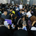 Bị hại đổ về phiên tòa xét xử cha con ông Đỗ Anh Dũng, tháng 3/2024. Ảnh: Ngọc Thành