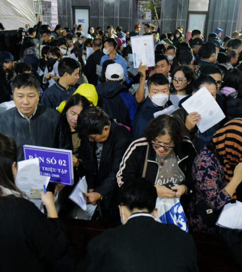 Bị hại đổ về phiên tòa xét xử cha con ông Đỗ Anh Dũng, tháng 3/2024. Ảnh: Ngọc Thành