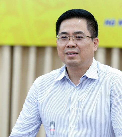 Thứ trưởng Nguyễn Hoàng Giang điều hành cuộc họp báo thường kỳ quý III. Ảnh: TTTT