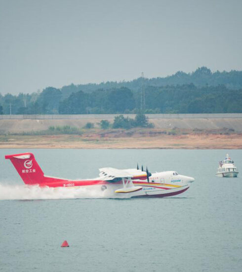 Thủy phi cơ cứu hỏa AG600M lấy nước trong quá trình thử nghiệm tại Kinh Môn, tỉnh Hồ Bắc, miền trung Trung Quốc, ngày 27/9/2022. Ảnh: Xinhua/Wu Zhizun