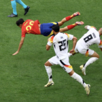 Toni Kroos (số 8) phạm lỗi với Pedri (áo đỏ) ở phút thứ tư trận Đức thua Tây Ban Nha 1-2 tại tứ kết Euro 2024. Ảnh: Reuters