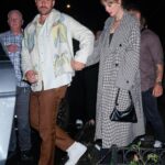 Travis Kelce nắm tay Taylor Swift trong một buổi hẹn hò. Ảnh: GC Images