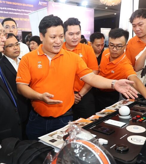 Bộ trưởng Khoa học và Công nghệ Huỳnh Thành Đạt (bìa trái) thăm gian hàng giới thiệu các sản phẩm ứng dụng AI tại Ngày hội trí tuệ nhân tạo Việt Nam 2023. Ảnh: Trần Quỳnh