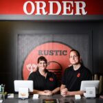 onathan và Trista Schmier tại nhà hàng Rustic Burger. Ảnh: USA Today