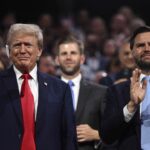 Cựu tổng thống Mỹ Donald Trump giơ nắm đấm bên cạnh thượng nghị sĩ Ohio J.D. Vance trong Đại hội Toàn quốc đảng Cộng hòa tại Milwaukee, Wisconsin, hôm 15/7. Ảnh: AFP