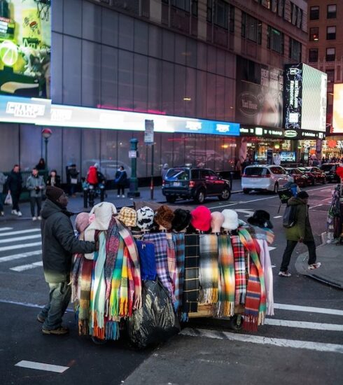 Một người bán hàng trên đường phố New York tháng 12/2023. Ảnh: Reuters