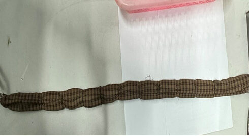 Túi vải đựng vàng buộc quanh thắt lưng của ông Hoàng. Ảnh: Hải quan cửa khẩu Lao Bảo