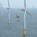 Trang trại điện gió ngoài khơi Dogger Bank đang được xây dưng trên Biển Bắc. Ảnh: SSE