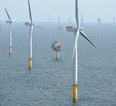 Trang trại điện gió ngoài khơi Dogger Bank đang được xây dưng trên Biển Bắc. Ảnh: SSE