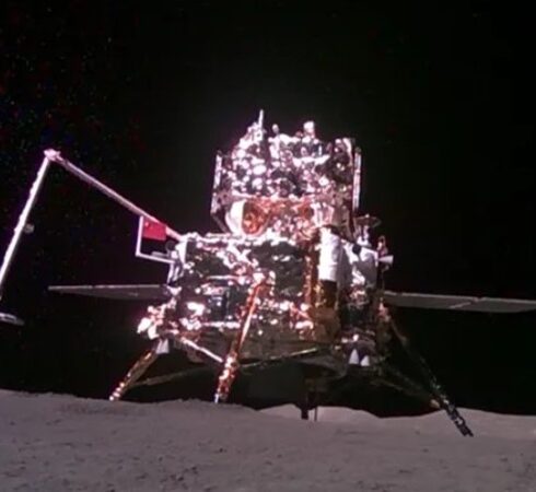 Tàu đổ bộ Hằng Nga 6 ở vùng tối Mặt Trăng. Ảnh: CNSA