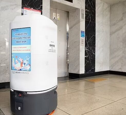 Robot làm việc cho Hội đồng thành phố Gumi. Ảnh: AFP