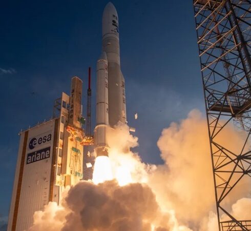 Tên lửa Ariane 5 phóng từ vùng Guiana thuộc Pháp chỉ cách xích đạo 500 km. Ảnh: ESA