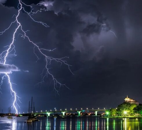 Sét đánh ở vịnh Sarasota, Florida. Ảnh: Damon Powers