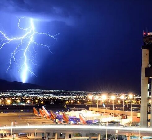 Sét lóe gần sân bay quốc tế McCarran ở Nevada. Ảnh: Ethan Miller