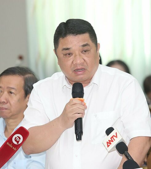 Ông Võ Khánh Hưng, Phó giám đốc Sở Giao thông Vận tải TP HCM, trả lời tại hội nghị tiếp xúc cử tri, sáng 3/7. Ảnh: An Phương