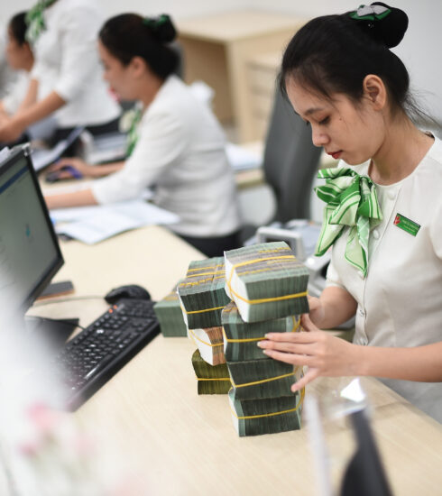 Nhân viên đang kiểm đếm tiền tại quầy giao dịch của một ngân hàng ở TP HCM. Ảnh: Thanh Tùng