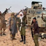 Phiến quân Mali bên cạnh một xe thiết giáp sau cuộc phục kích hôm 28/7. Ảnh: Telegraph