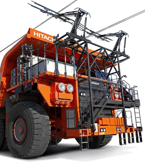 Xe ben điện sử dụng pin và có thể vừa chạy vừa sạc nhờ hệ thống dây cáp trên cao. Ảnh: Hitachi Construction Machinery