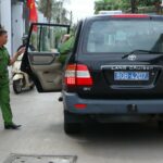 Xe của Bộ Công an xuất hiện trên đường Gò Tranh (TP Phan Thiết), trước con hẽm vào nhà Bí thư Huyện uỷ đảo Phú Quý Lê Quang Vinh. Ảnh: Tư Huynh