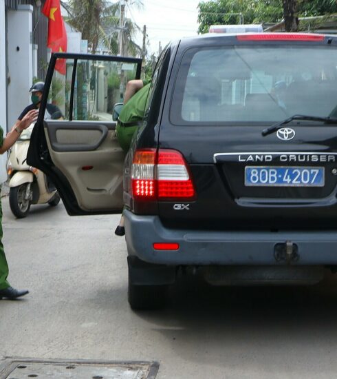 Xe của Bộ Công an xuất hiện trên đường Gò Tranh (TP Phan Thiết), trước con hẽm vào nhà Bí thư Huyện uỷ đảo Phú Quý Lê Quang Vinh. Ảnh: Tư Huynh