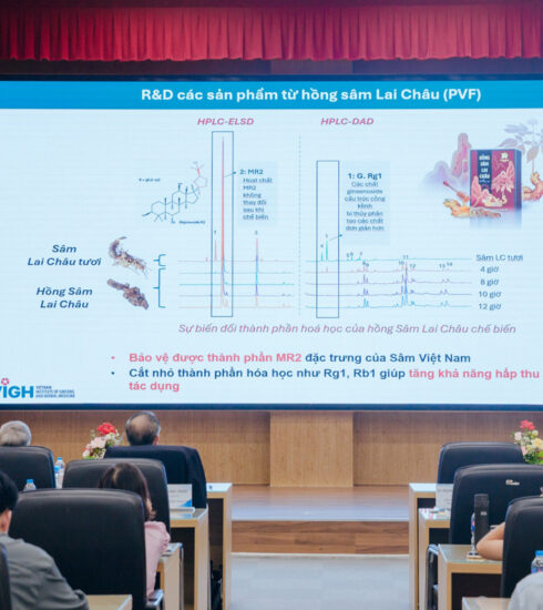 Tiến sĩ Phạm Hà Thanh Tùng - Viện trưởng Viện nghiên cứu Sâm và Dược liệu Việt Nam báo cáo tại Hội thảo khoa học Tiêu chuẩn chất lượng dược liệu sâm và sản phẩm chăm sóc sức khỏe từ sâm. Ảnh: Vigh