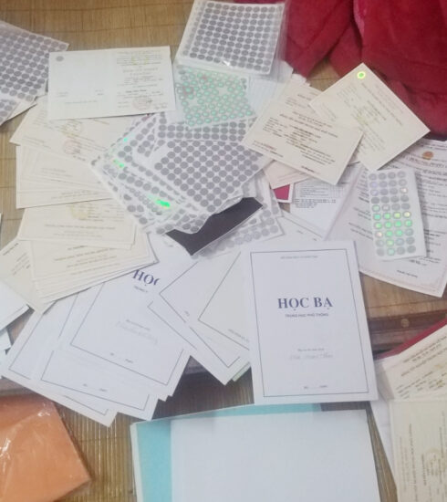 Các giấy tờ giả bị thu giữ. Ảnh: Công an Bắc Từ Liêm