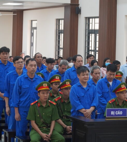 Nhóm cán bộ xã, huyện ở Chợ Mới, tại phiên tòa, ngày 15/7. Ảnh: Ngọc Tài