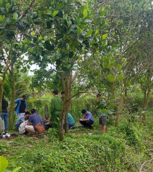 Nhóm cướp bị CSGT bắt giữ sau khi nhảy xuống sông ẩn nấp. Ảnh: Phước Thanh