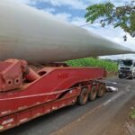 Xe chở cánh điện gió bị người dân chặn đang đỗ trên tuyến đường liên thôn sáng 16/7. Ảnh: Ngọc Oanh