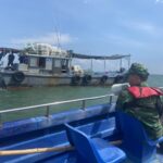 Biên phòng đảo Trần, huyện đảo Cô Tô kêu gọi tàu thuyền vào tránh bão, sáng 22/7. Ảnh Thu Mến