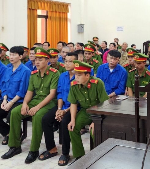 An, hàng đầu mang kính, tại phiên tòa ngày 25/7. Ảnh: Dương Đông