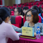 Chị Hòa Nguyễn (phải) khi tham gia đinh hướng nghề nghiệp cho sinh viên Đại học Thương Mại, khi đang là Co-Founder của một công ty quản trị doanh nghiệp, năm 2021. Ảnh: Nhân vật cung cấp