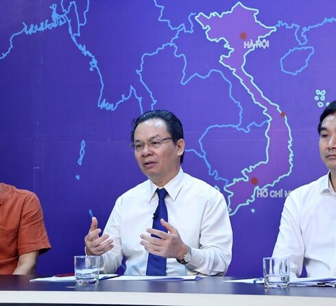 Các chuyên gia phát biểu tại toạ đàm ngày 30/7. Ảnh: VGP