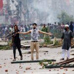 Người biểu tình trên đường phố Dhaka, Bangladesh, ngày 19/7. Ảnh: Reuters