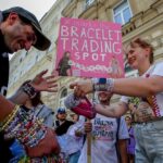 Fan trao đổi vòng tay tình bạn. Ảnh: AP